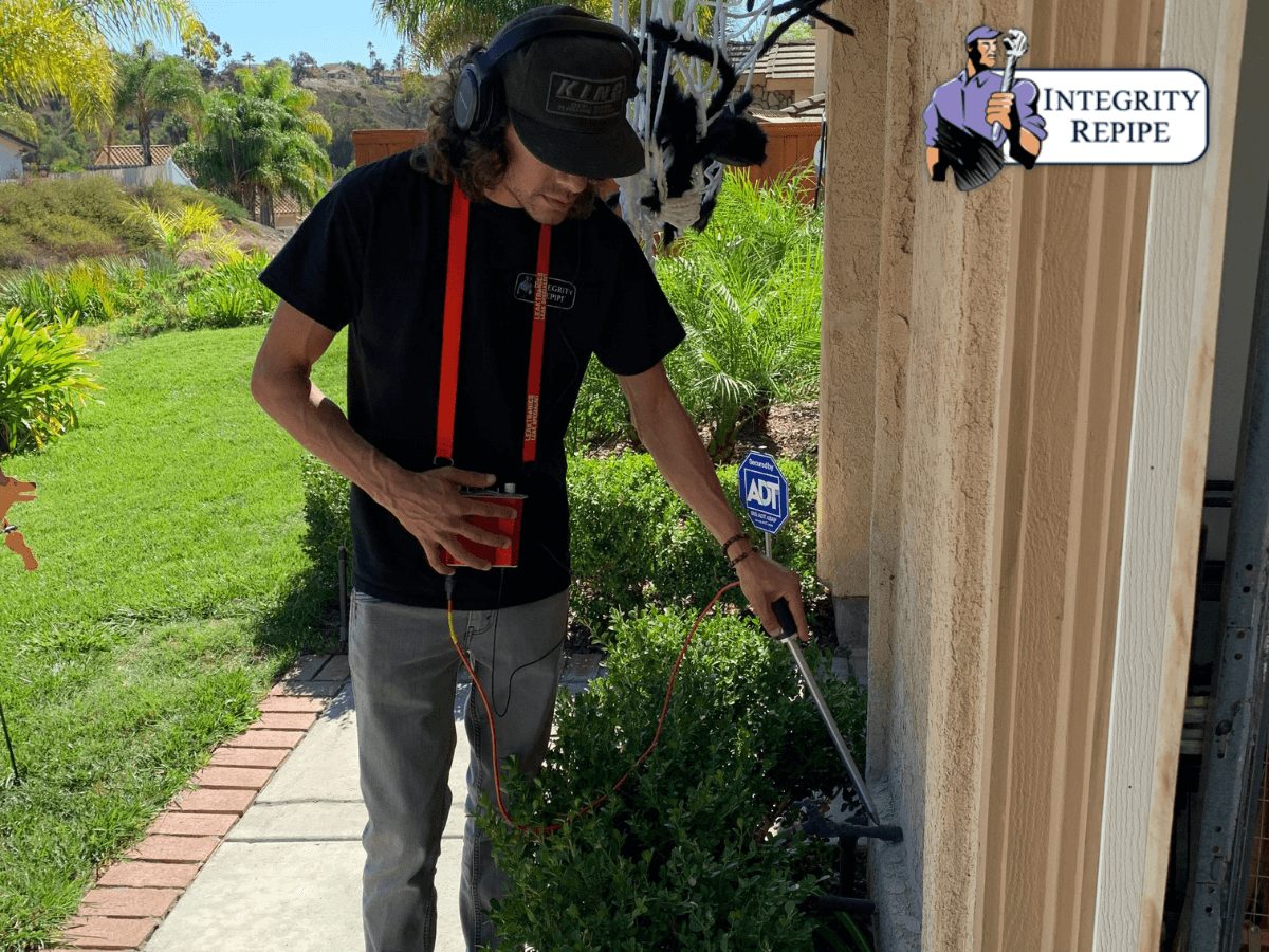 Integrity Repipe´s technician perfoms a plubing inspection to detect leaks