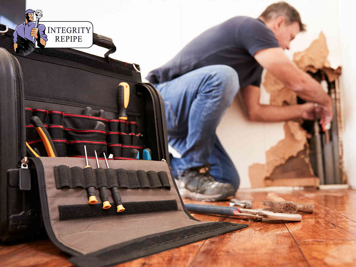 A professional repiping plumber fixing a clogged drain in San Clemente, CA.
